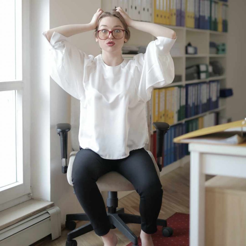 Mujer agobiada por muchas tareas por hacer.