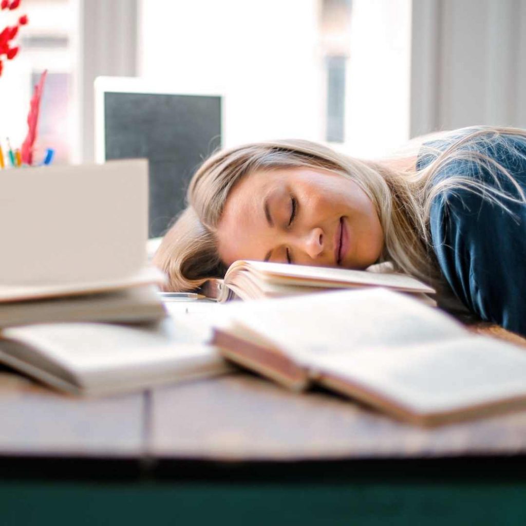 Mujer dormida sobre su escritorio.